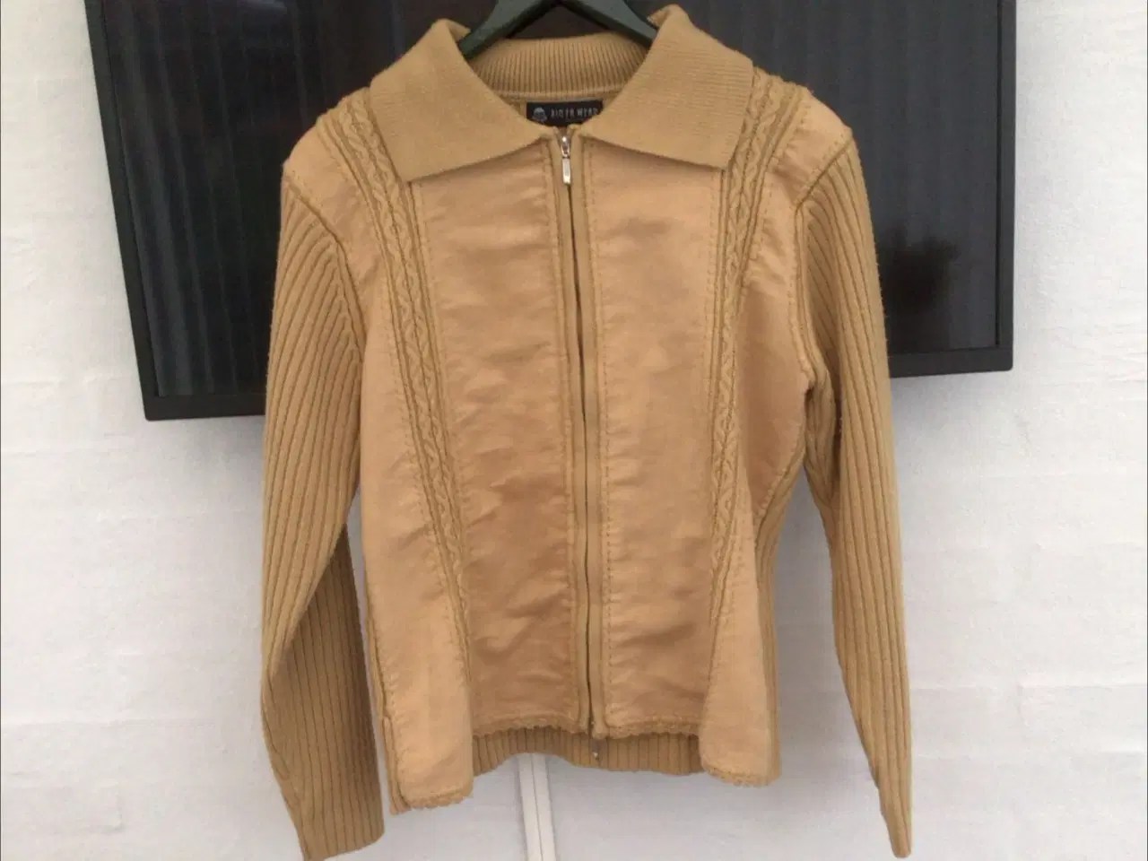 Billede 3 - Trøj med ruskind foran str.40