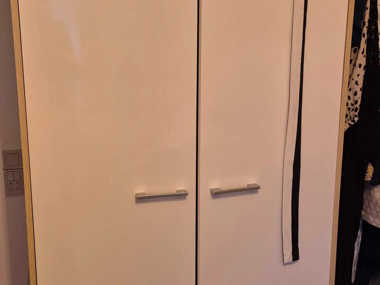 Billede 1 - Tøjskab fra JYSK – i stil med BIRKELSE-serien