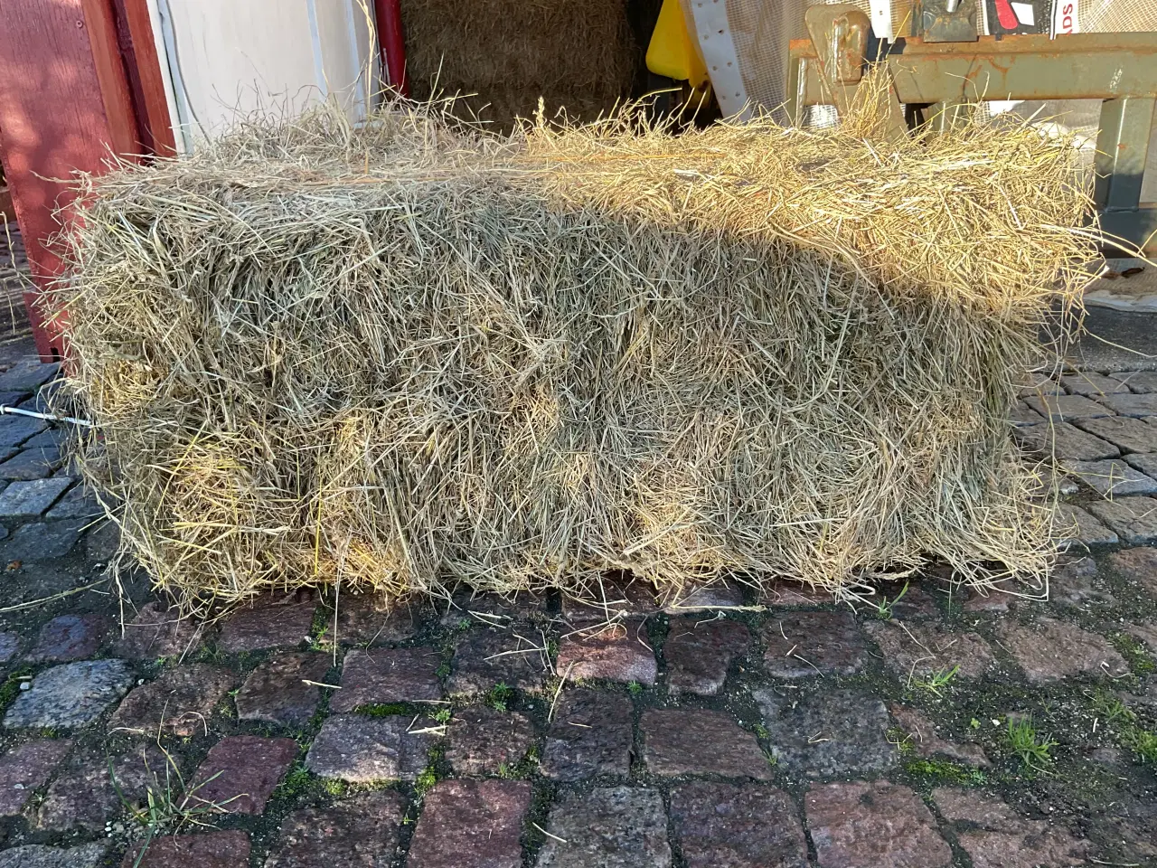 Billede 1 - Hø i små Morten Korch baller.