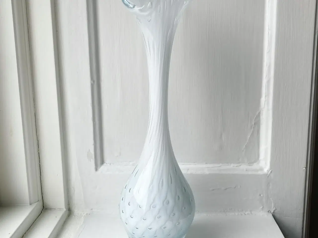 Billede 1 - Hvidt glas m bobler, klar bund