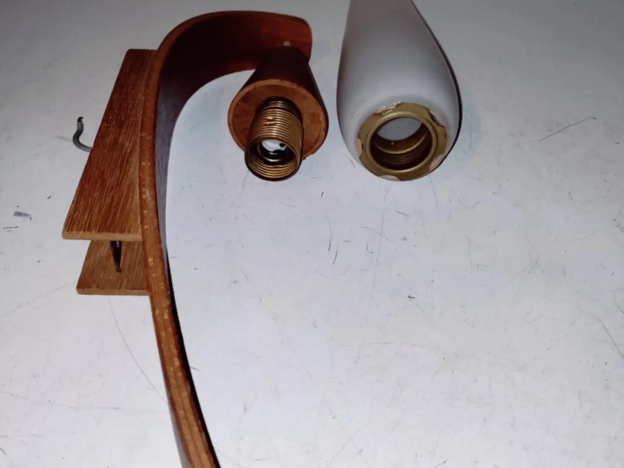 Billede 6 - 2 super fede væglamper i teak med opalglas