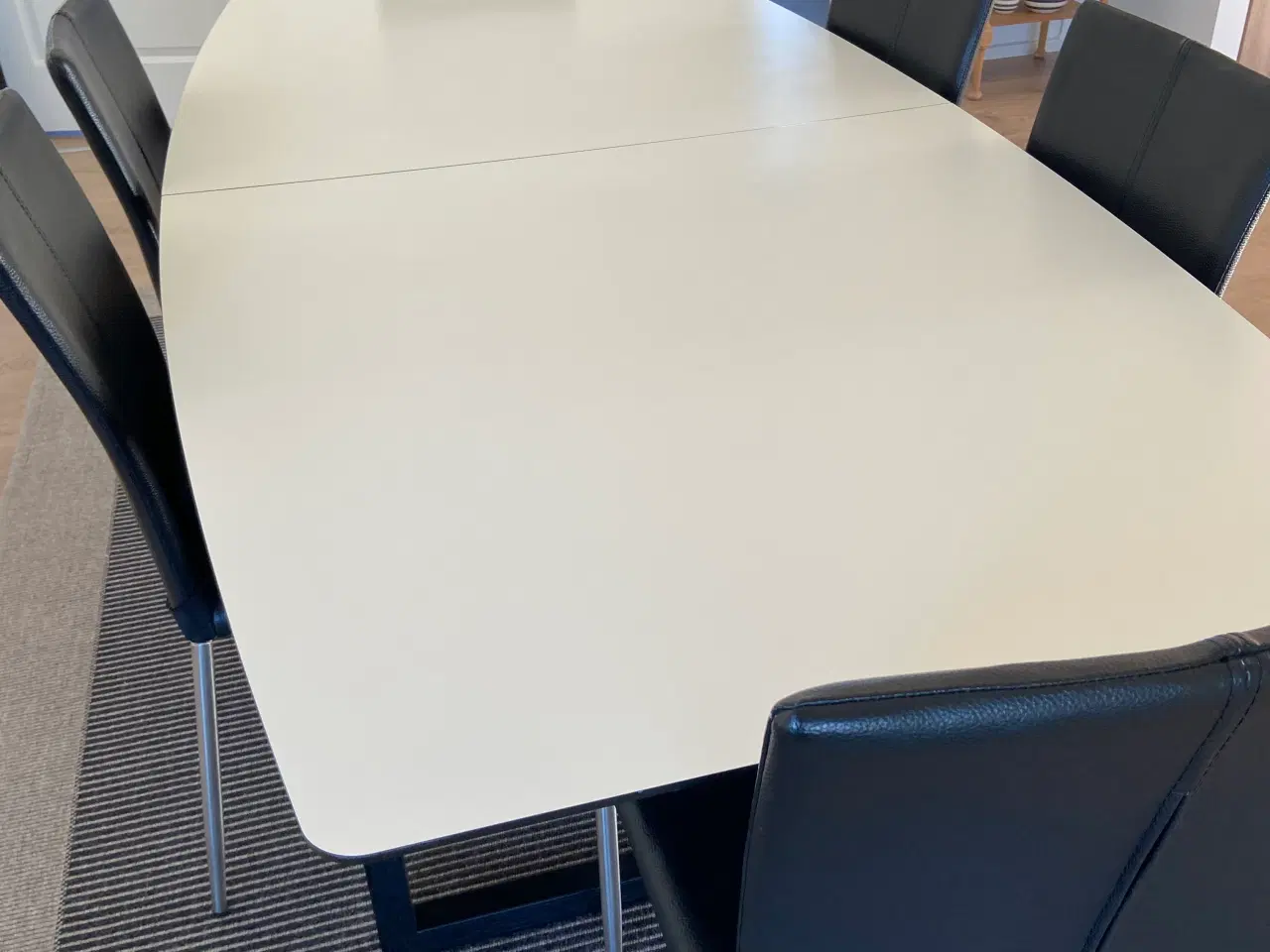 Billede 2 - Spisebord Laminat med 6 stole