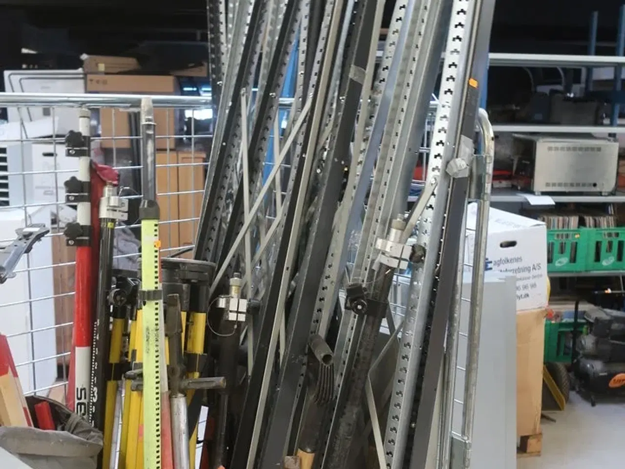 Billede 2 - Div. Reoler, målestativer, pinde