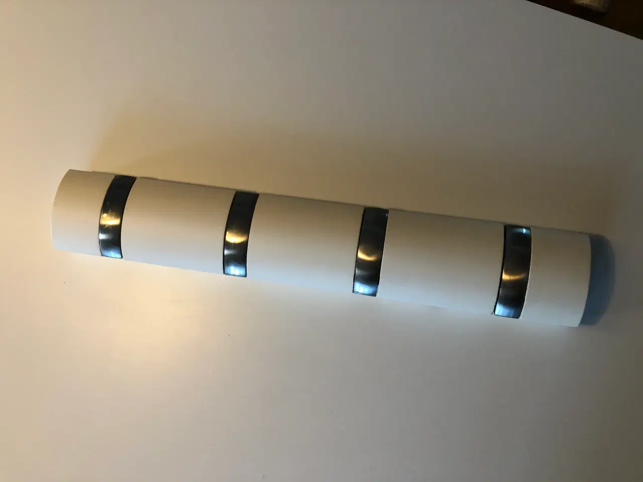 Billede 1 - Knagerække i hvid med børstet stål knager