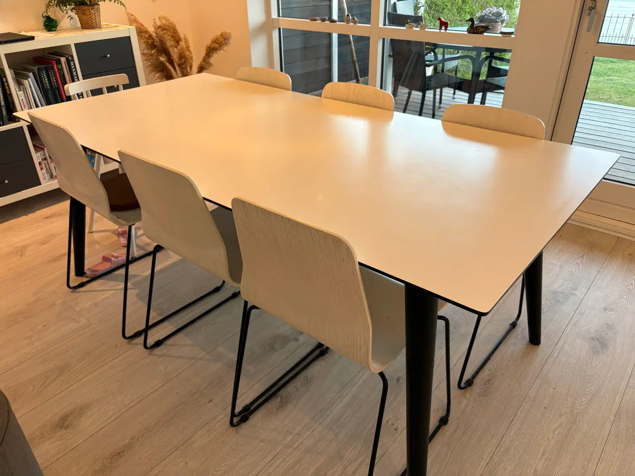 Billede 1 - Stort spisebord med 6 stole