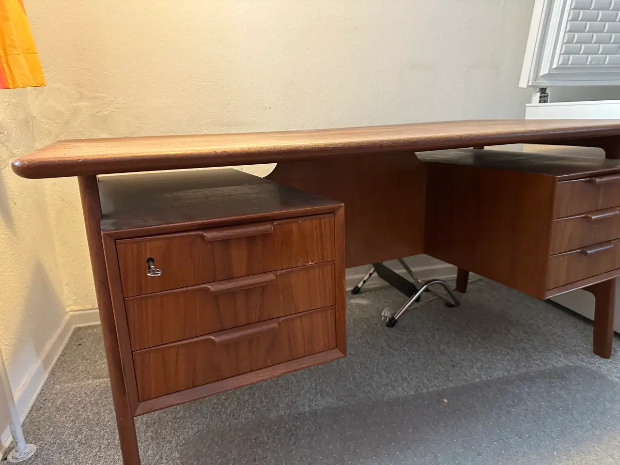 Billede 3 - Fritstående teak skrivebord med svævende skuffer