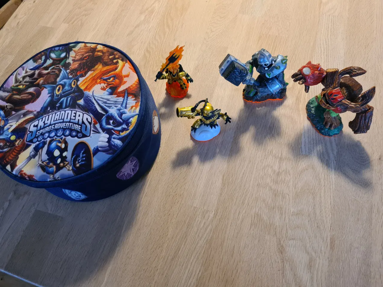 Billede 1 - Skylanders figurer i flot æske