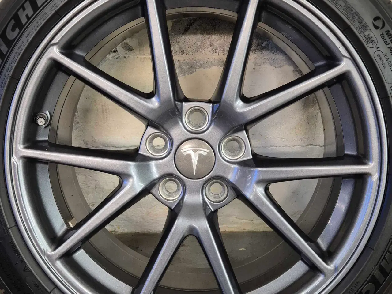 Billede 1 - TESLA MODEL 3 ORIGINAL ALUFÆLGE MED SOMMERDÆK 
