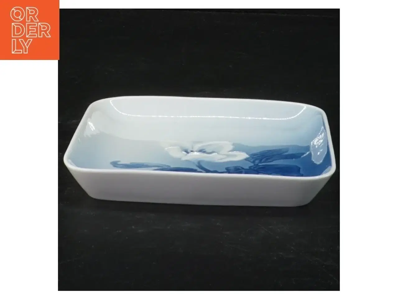 Billede 2 - Hvidt porcelænsfad med blå blomstermotiv fra B&G (str. 12,5 x 12,5 x 2 cm)