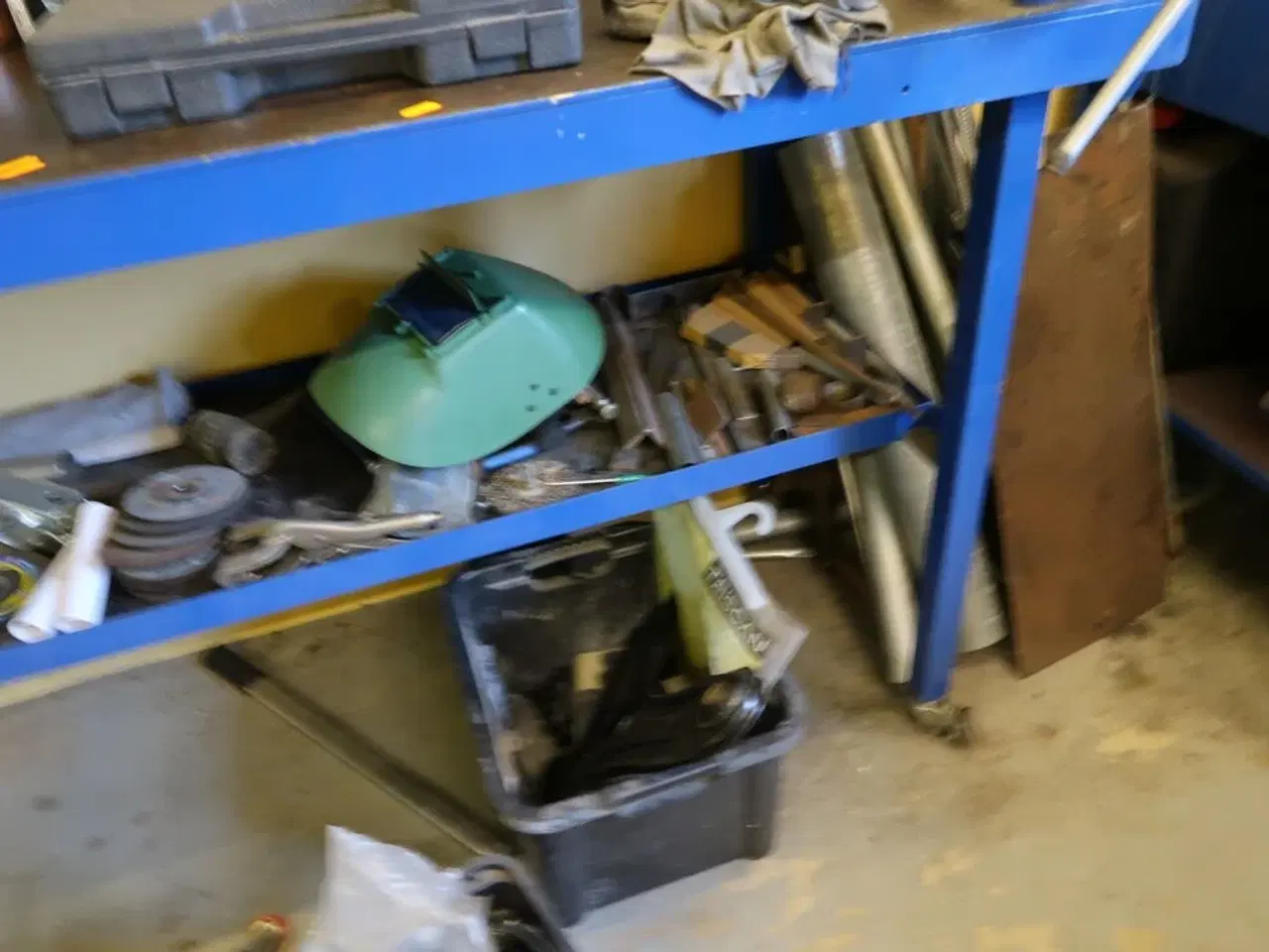 Billede 7 - Arbejdsbord med skruestik samt værktøjstavle med div. Værktøj