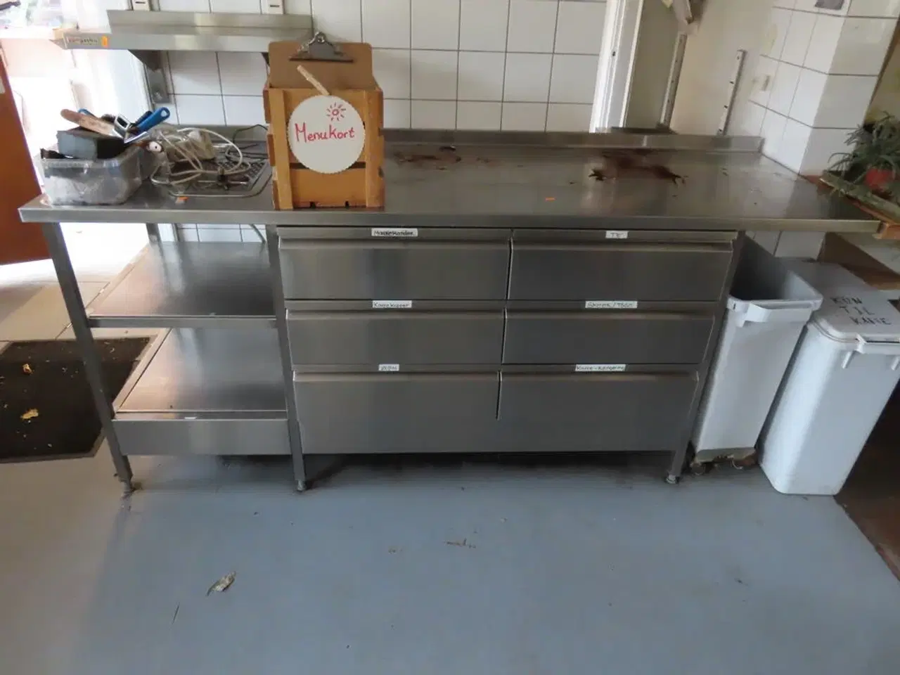 Billede 2 - Rustfri stålbord med glasskyl og skuffer