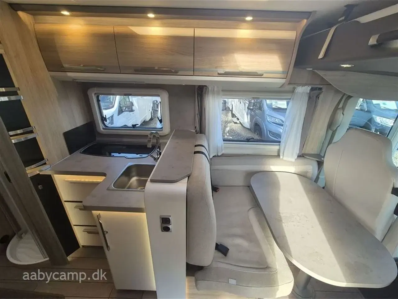 Billede 11 - 2018 - Knaus Sky I 700 LEG   Automatgear. markise. 2x batterier. 2x solceller. Dometic A/C. Elektrisk indgangstrin. Dellæder.