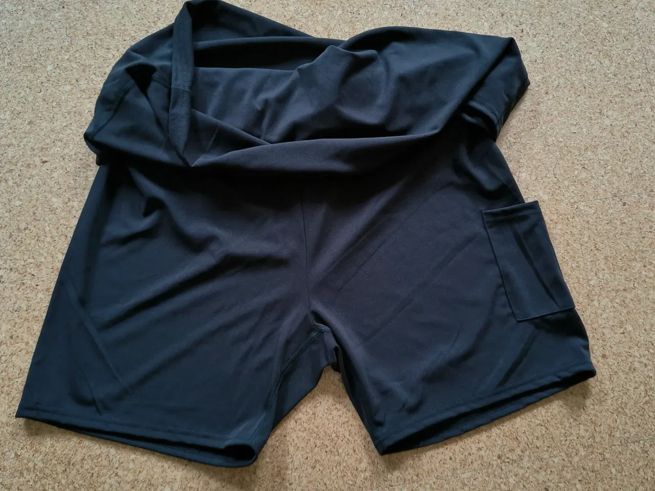 Billede 2 -  Sort Nederdel med shorts 