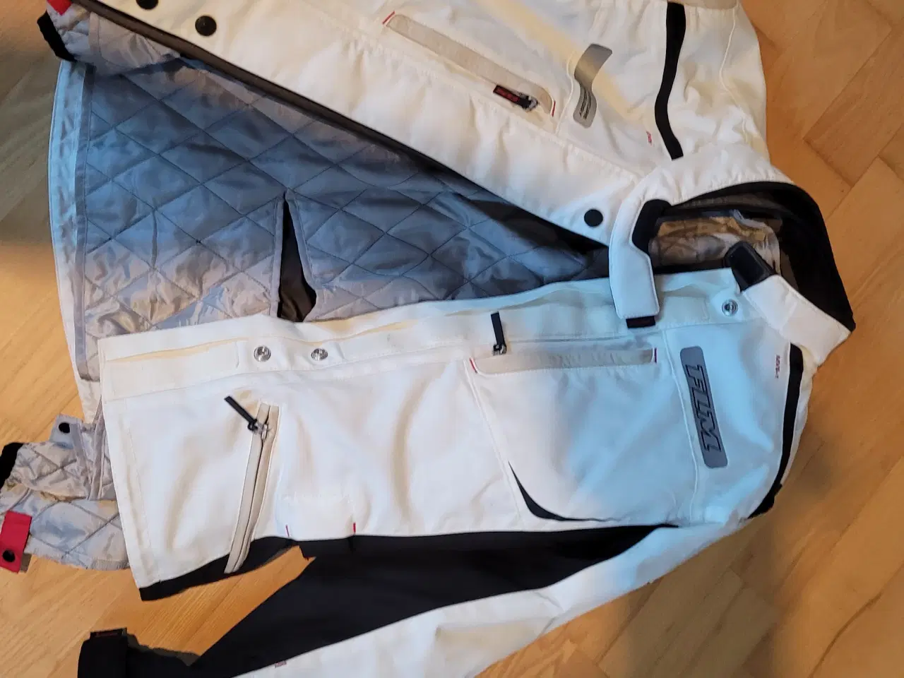 Billede 3 - FLM Hvid/ Sort Dame Jakke