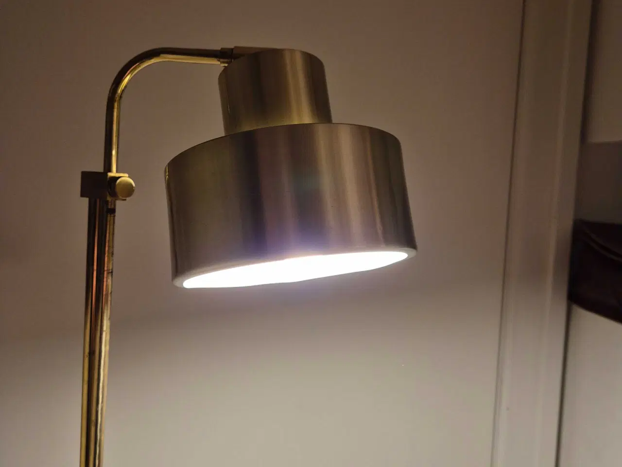 Billede 8 - Elegant og praktisk gulvlampe i messing