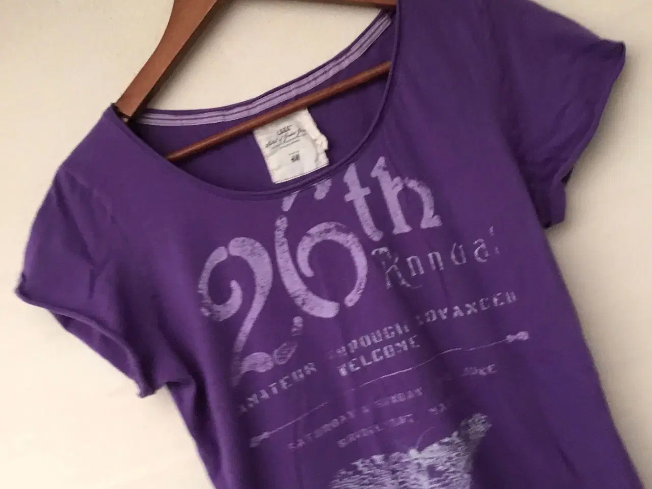 Billede 2 - H&M flot lilla t-shirt med print str. L