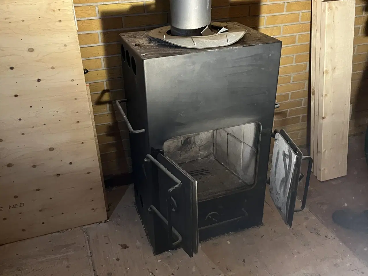 Billede 1 - Brændeovn der skal nedtages i forbindelse
