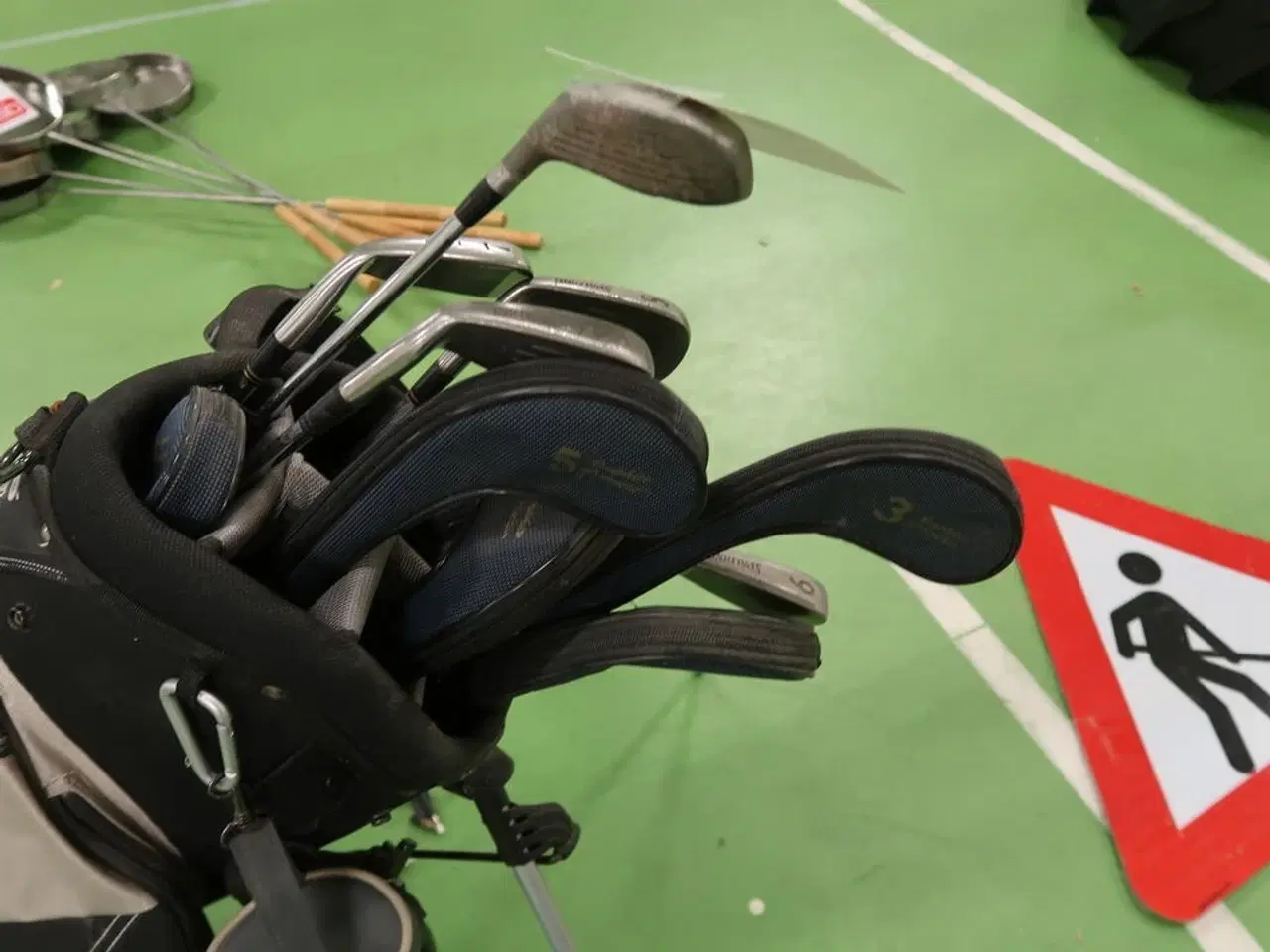 Billede 3 - Golfsæt med bolde