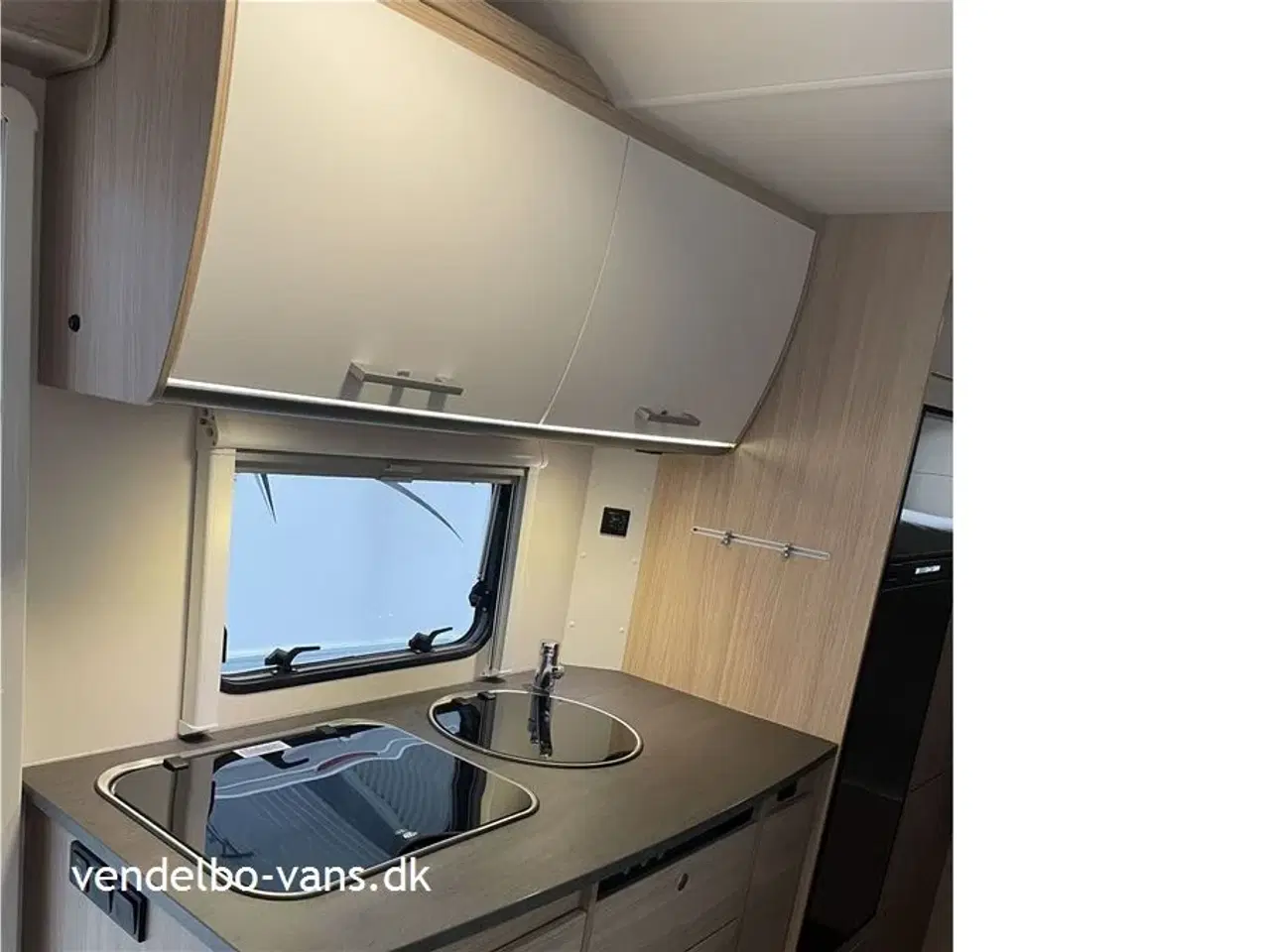 Billede 5 - 2019 - SunLight A 68 EN EJERS - Praktisk familecamper med køjer, 6 sele -og sovepladser - variabel garage