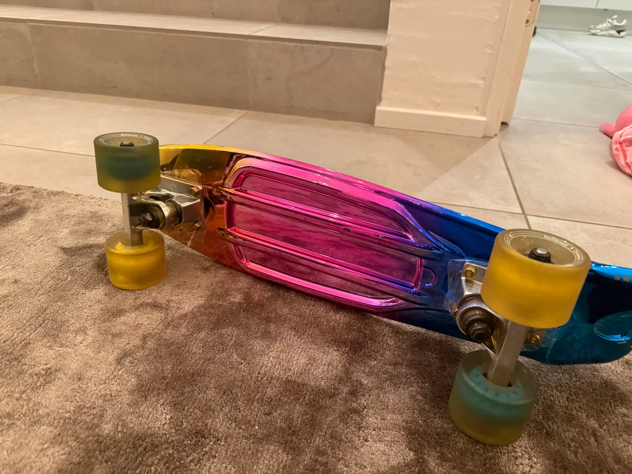 Billede 2 - Skateboard - regnbuefarvet 