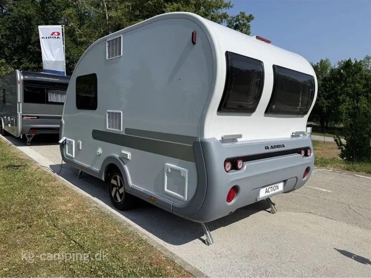 Billede 2 - 2026 - Adria Action 391 LH Classic 2026 Nyhed - Action 391 LH Classic med TRUMA Combi 4 E varme samt musiksystem