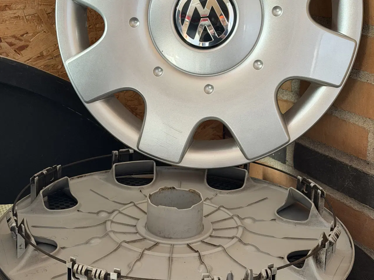 Billede 3 - 4 stk dæk på fælge og originale kapsler til wv