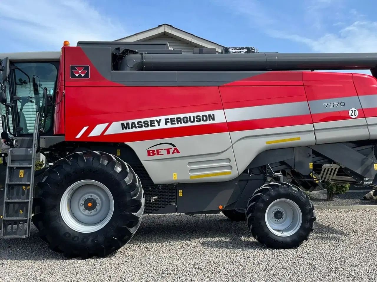 Billede 1 - Massey Ferguson 7370 BETA. Gårdmaskine med kun 1080 motortimer. Med 22fod powerflov skærebord