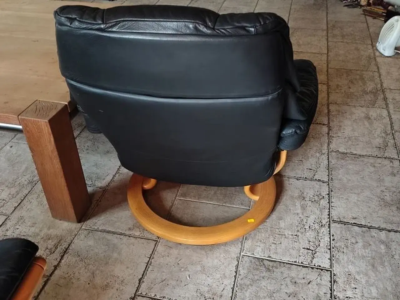 Billede 2 - Lænestol med fodskammel  STRESSLESS