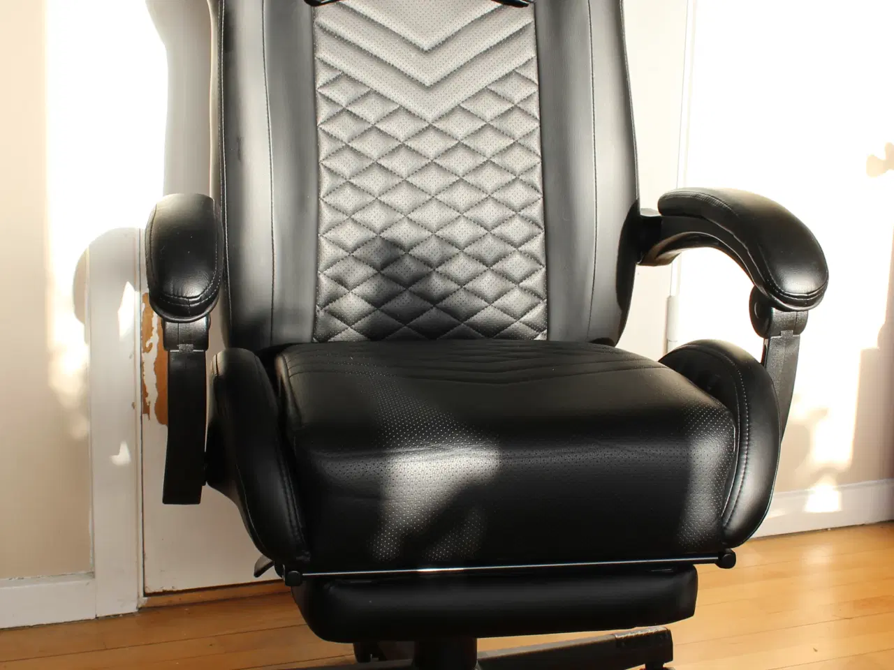 Billede 1 - HALLUM Legend Gamer-stol benstøtte sort til salg