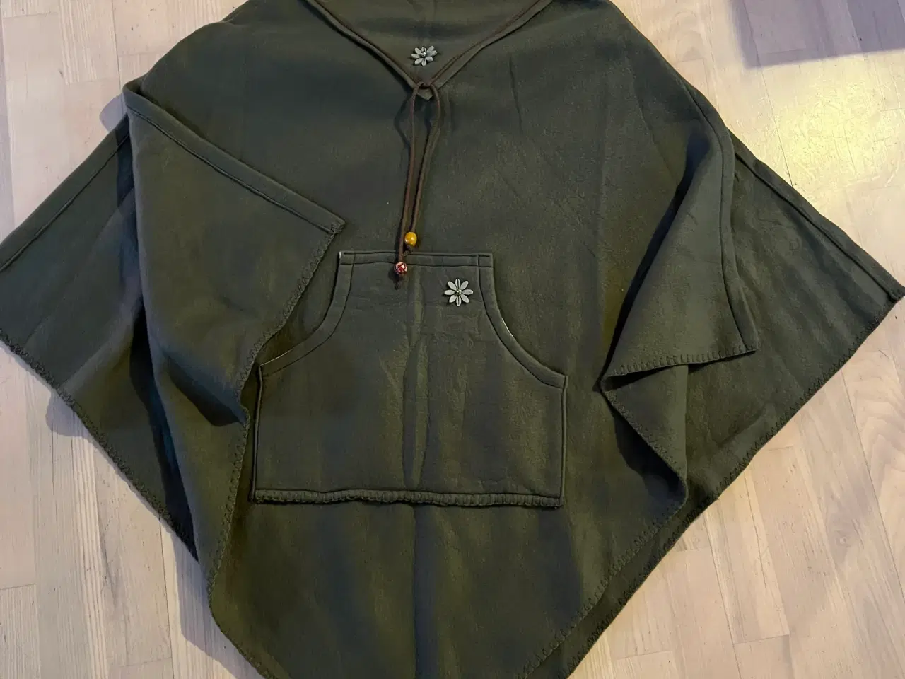Billede 2 - Smuk og ubrugt poncho med fine detaljer. 