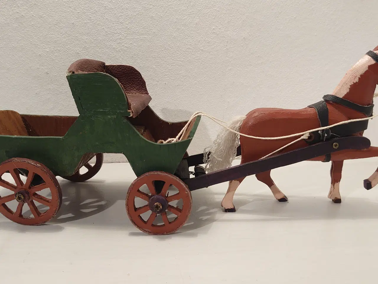 Billede 2 - Gammel hestevogn trukket af brun hest. Ca.1940