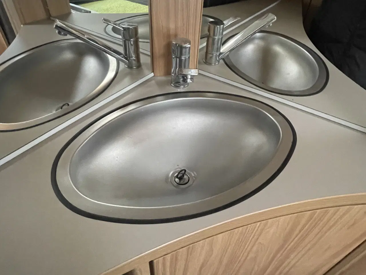 Billede 14 - Campingvogn med køjer, fortelt og meget udstyr 