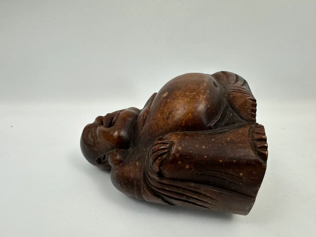 Billede 7 - Lille asiatisk Budda træfigur / træskulptur