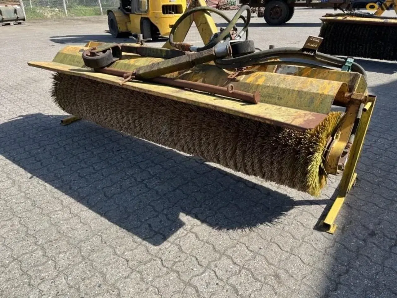 Billede 1 - - - - Fejekost