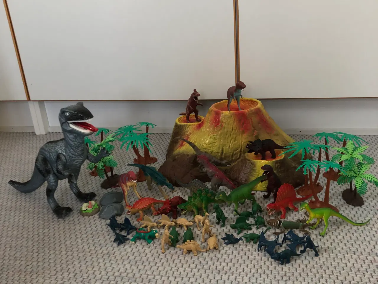 Billede 2 - Vulkan med dinosaur