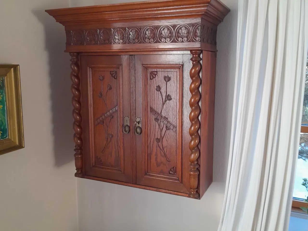 Billede 1 - Flot væghængt skab med udskæringer.