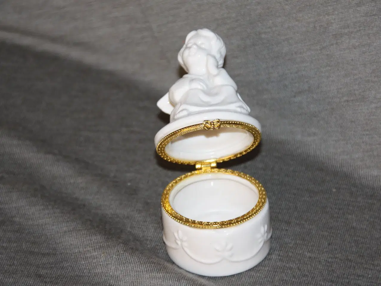 Billede 5 - Skrin af porcelæn i form af påske æg højde 10 cm