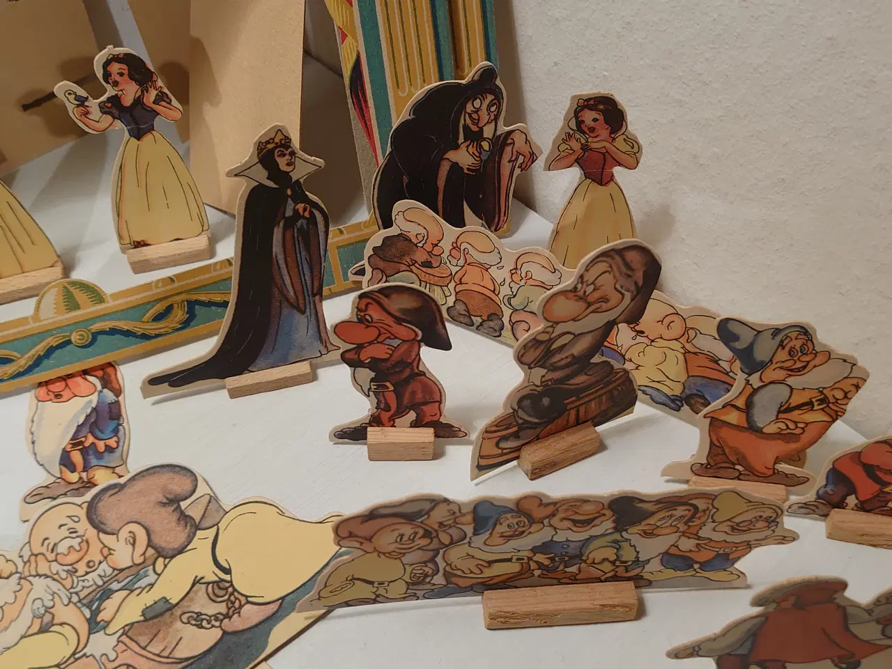 Billede 8 - Gammelt Eventyrteater i karton, Snehvide og de...