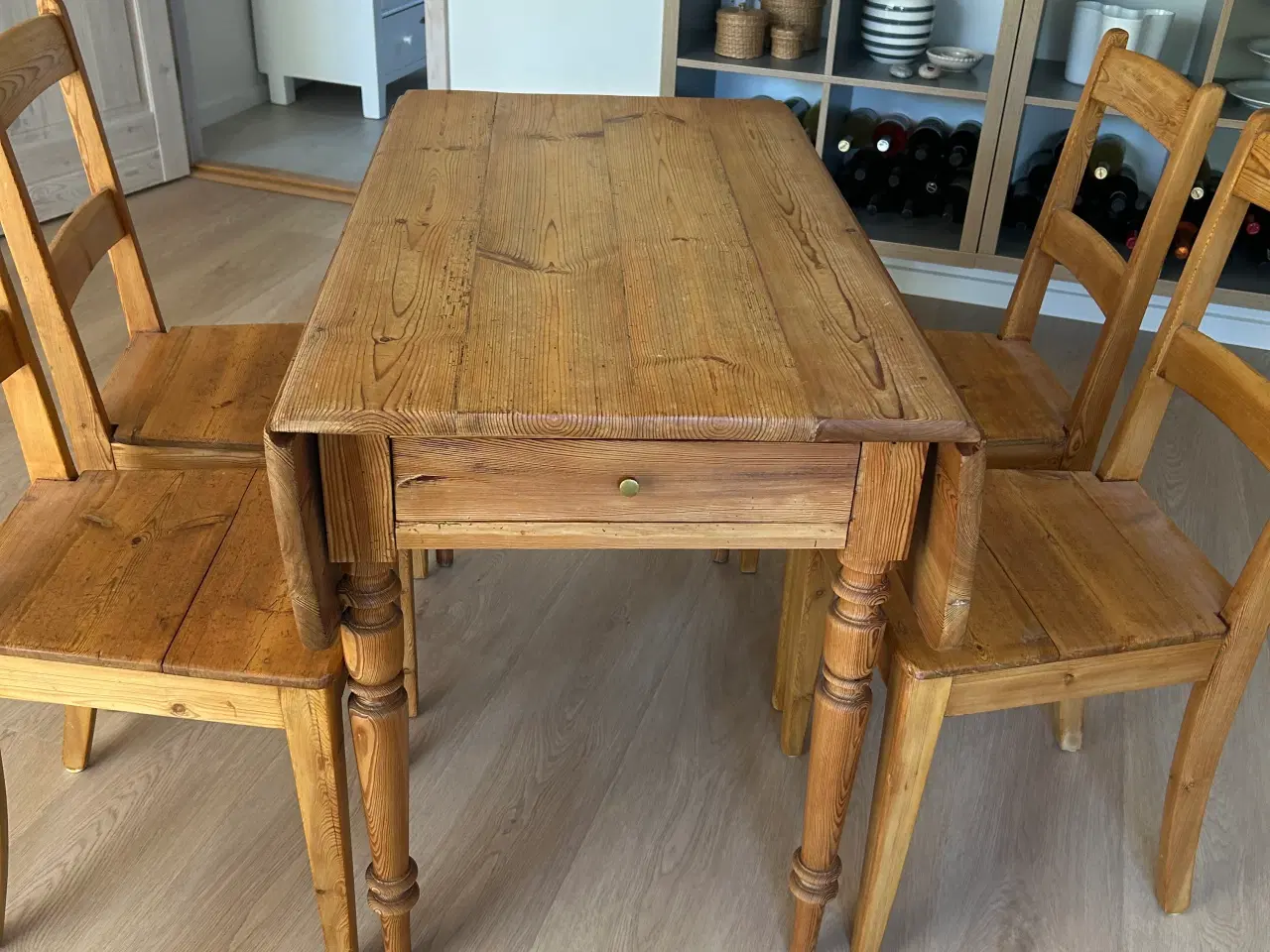 Billede 2 - Flot gammelt bord med stole. 