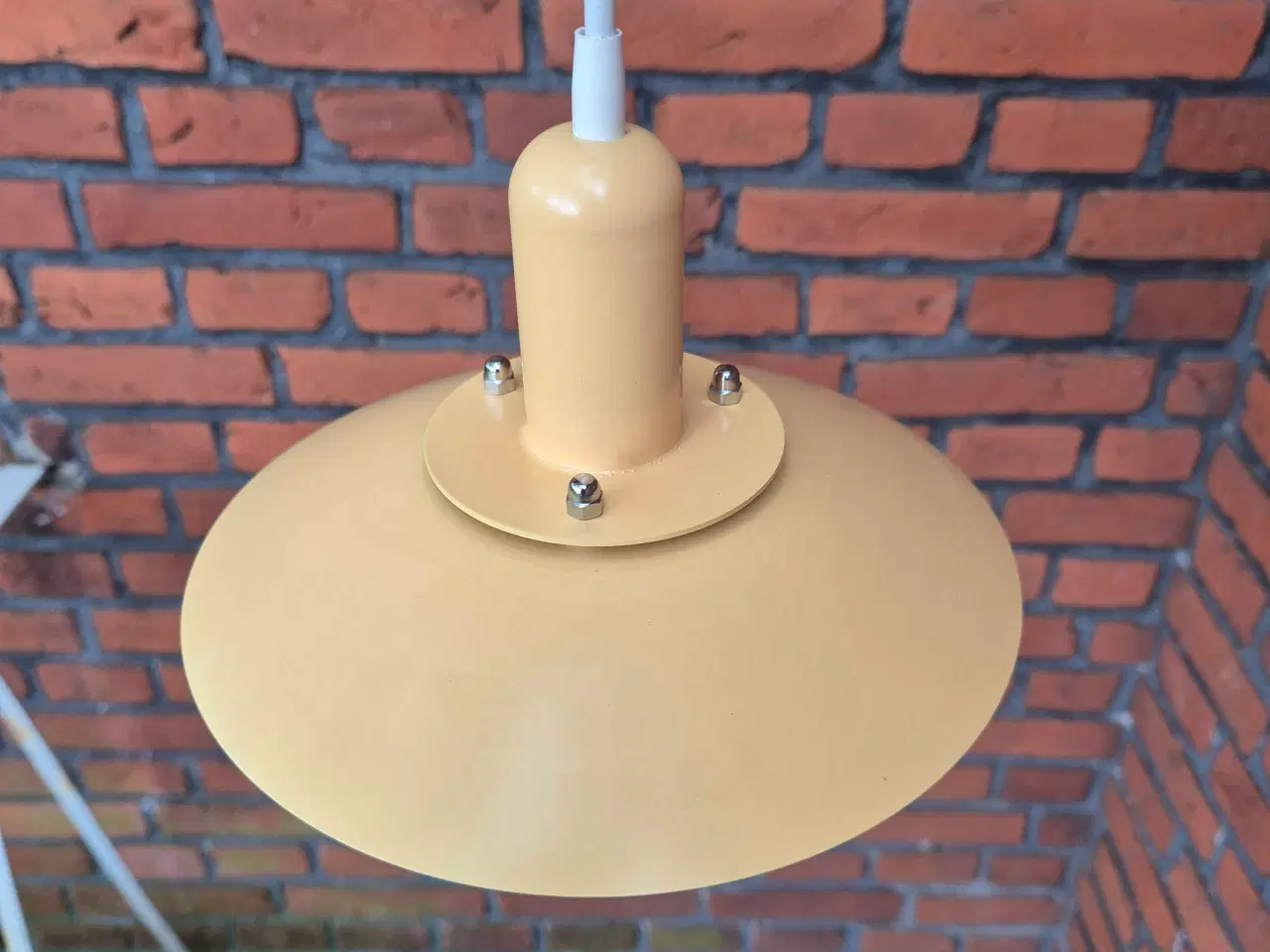 Billede 2 - Sød lille Jeka lampe i sart gul 