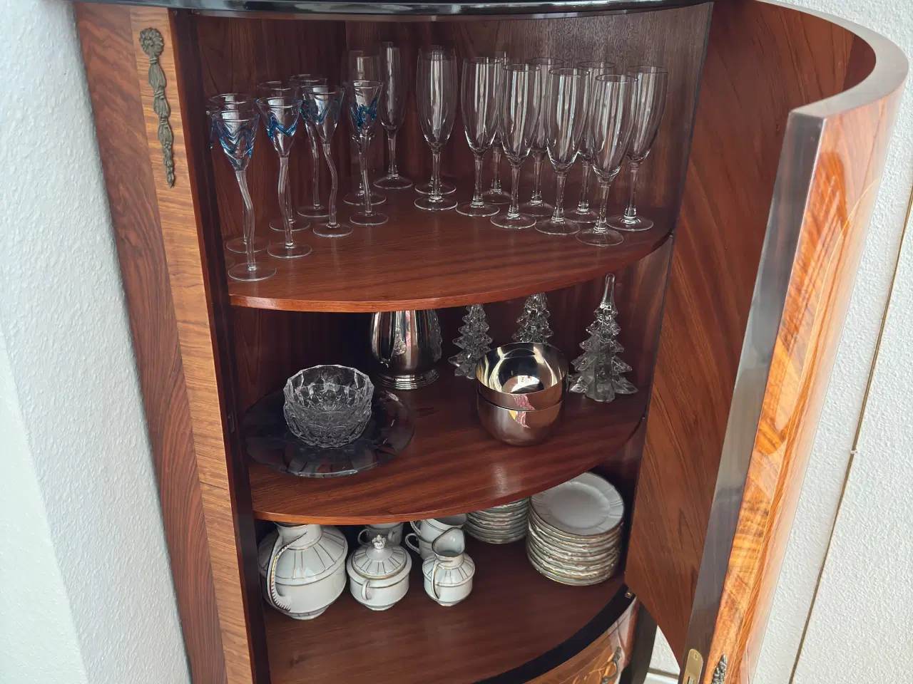 Billede 2 - Hjørneskab i mahogni med indlagt rosentræ 