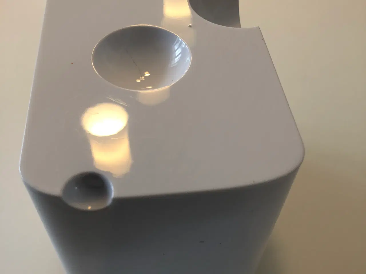 Billede 3 - Osteskærer i hvid fra Nuance, lidt ridser på låget