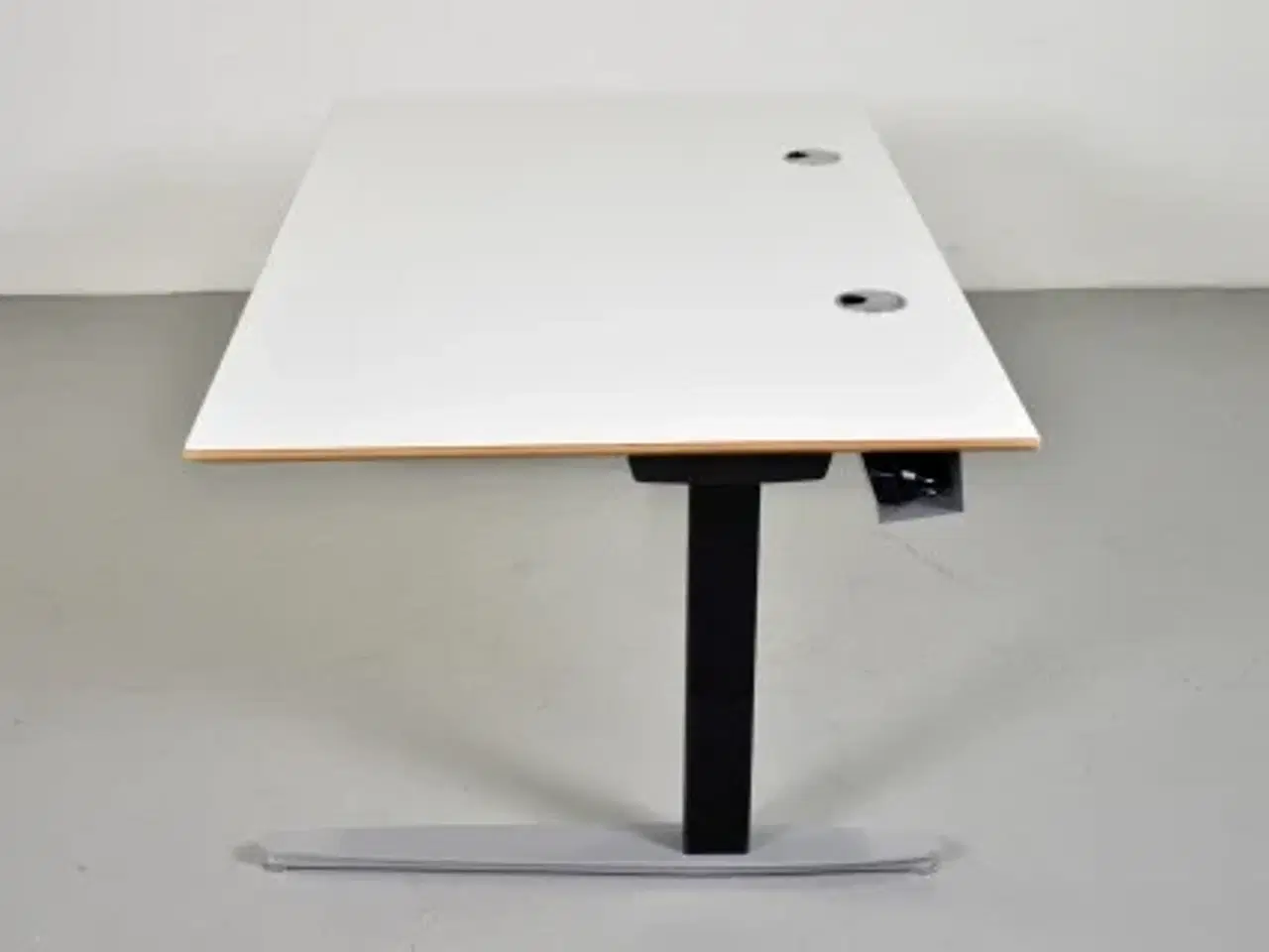 Billede 2 - Hæve-/sænkebord fra duba b8 med hvid plade og sort/alugråt stel, 160 cm.