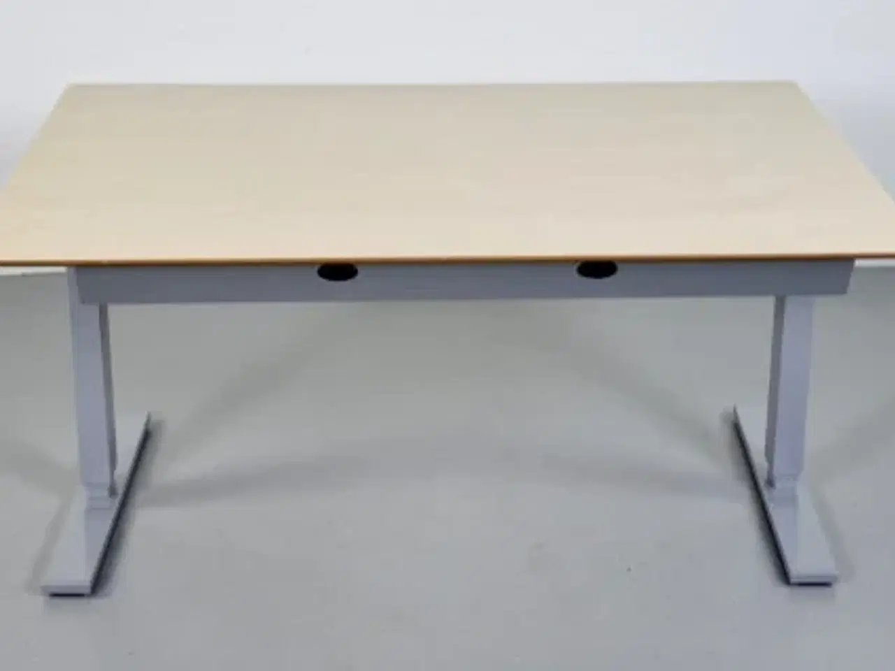 Billede 3 - Scan office hæve-/sænkebord med birkelaminat, 140 cm.