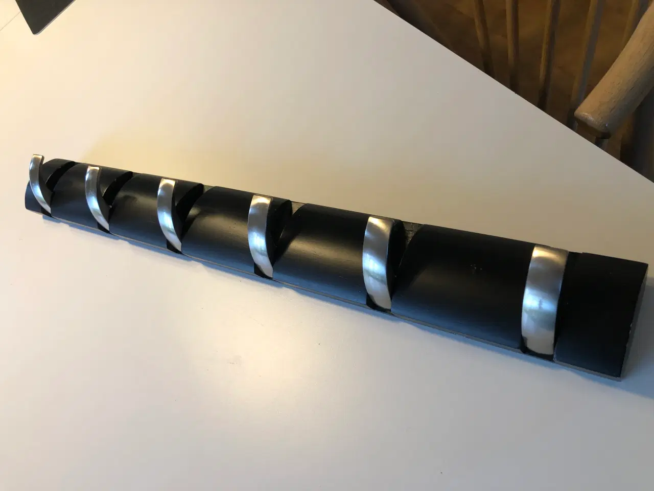 Billede 3 - Knagerække i sort og børstet stål med 6 knager