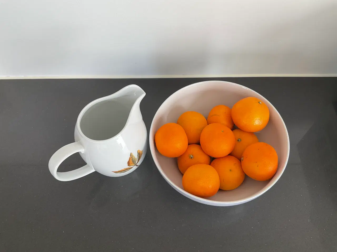 Billede 3 - Håndmalet skål og kande  i porcelæn med flot motiv