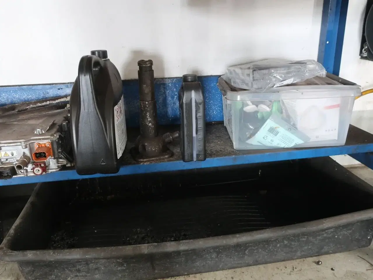 Billede 10 - Værkstedsbord med indhold, tavle samt papirdispenser