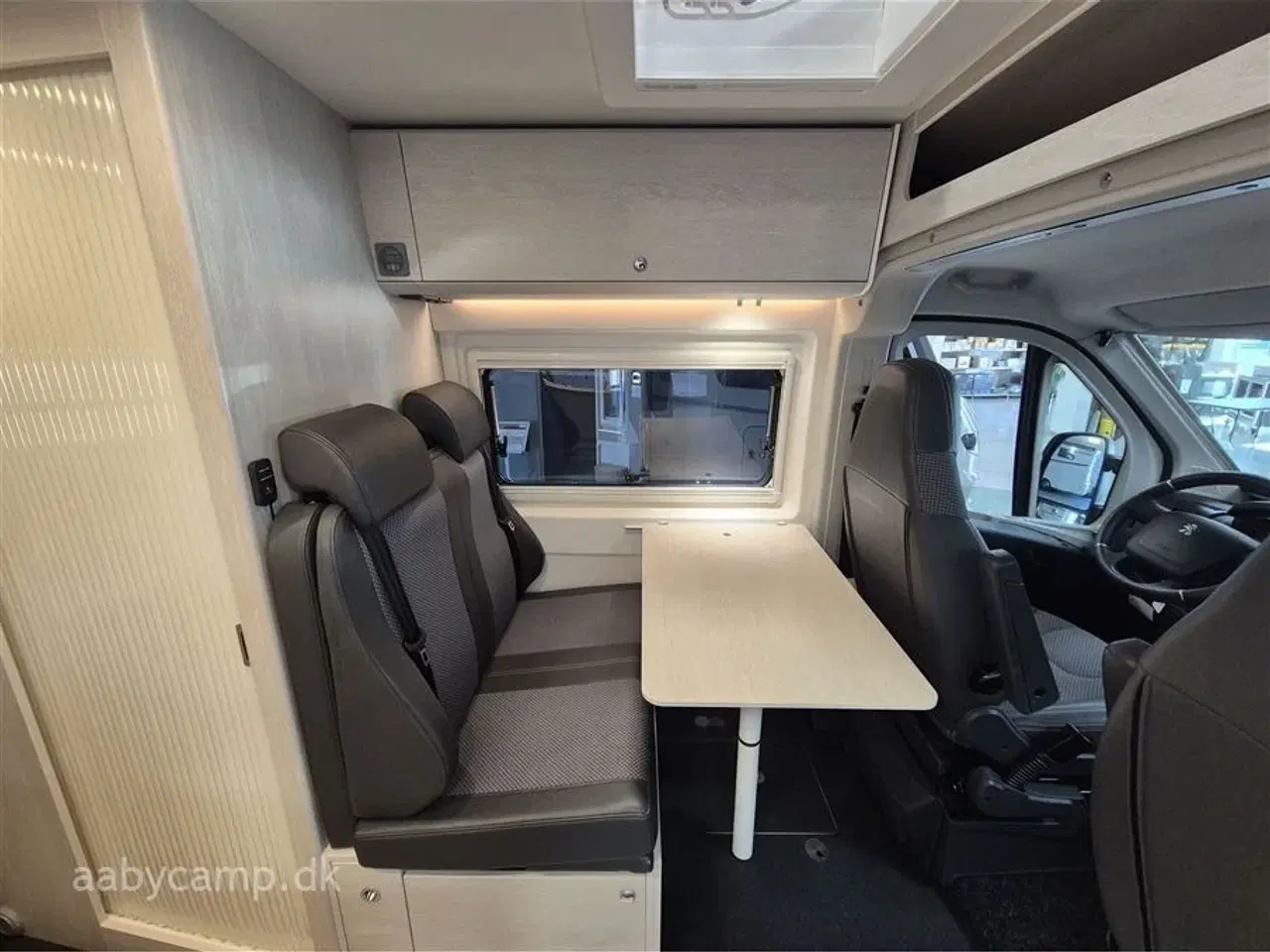 Billede 12 - 2023 - Tourne 6.0   solcelle. 200 Ah lithium Batteri. 2000w Inverter. kompressor køleskab. Elektrisk gulvvarme. Webasto Dieselfyr. Anhængertræk. udvendig bruser. Kun 43,000 km!!!