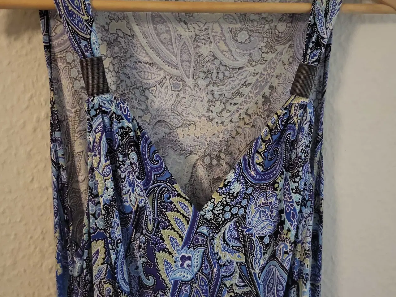 Billede 2 - Lang Blå Kjole Med Mønstre