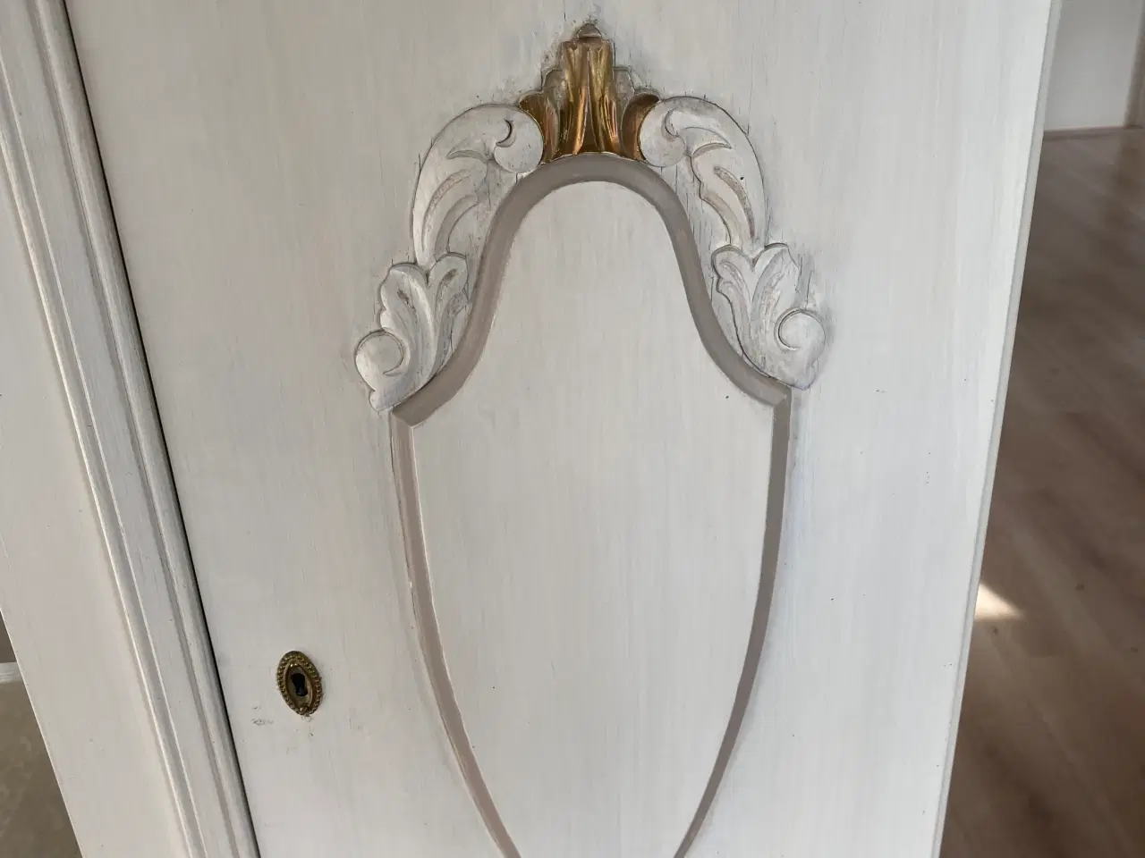 Billede 2 - Almuemalet dækketøjsskab i hvidmalet med guldkant